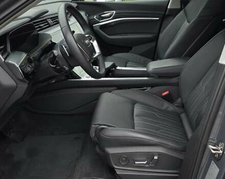 Серый Ауди Q8 Sportback e-tron, объемом двигателя 0 л и пробегом 20 тыс. км за 64800 $, фото 63 на Automoto.ua