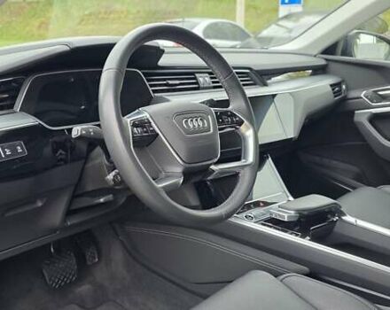 Серый Ауди Q8 Sportback e-tron, объемом двигателя 0 л и пробегом 20 тыс. км за 64800 $, фото 66 на Automoto.ua