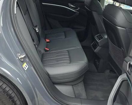 Серый Ауди Q8 Sportback e-tron, объемом двигателя 0 л и пробегом 20 тыс. км за 64800 $, фото 80 на Automoto.ua