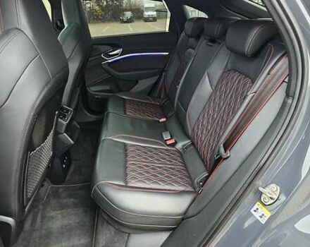 Серый Ауди Q8 Sportback e-tron, объемом двигателя 0 л и пробегом 65 тыс. км за 59999 $, фото 126 на Automoto.ua