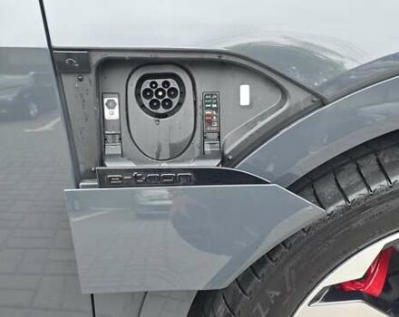 Серый Ауди Q8 Sportback e-tron, объемом двигателя 0 л и пробегом 20 тыс. км за 64800 $, фото 46 на Automoto.ua