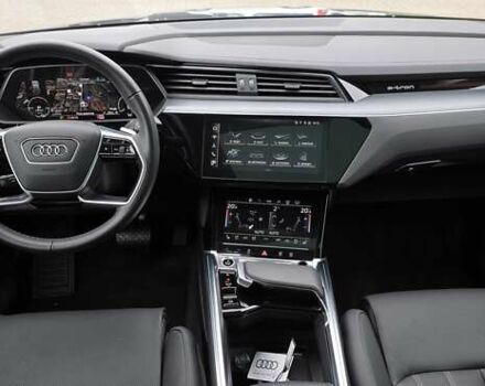 Серый Ауди Q8 Sportback e-tron, объемом двигателя 0 л и пробегом 20 тыс. км за 64800 $, фото 71 на Automoto.ua