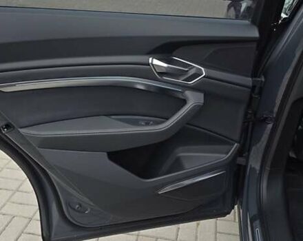 Серый Ауди Q8 Sportback e-tron, объемом двигателя 0 л и пробегом 20 тыс. км за 64800 $, фото 74 на Automoto.ua