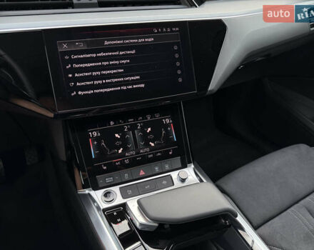 Серый Ауди Q8 Sportback e-tron, объемом двигателя 0 л и пробегом 8 тыс. км за 63500 $, фото 39 на Automoto.ua