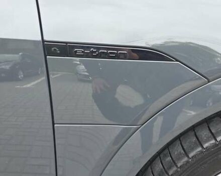 Серый Ауди Q8 Sportback e-tron, объемом двигателя 0 л и пробегом 20 тыс. км за 64800 $, фото 45 на Automoto.ua