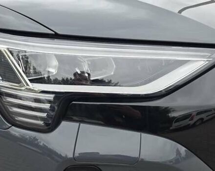 Серый Ауди Q8 Sportback e-tron, объемом двигателя 0 л и пробегом 20 тыс. км за 64800 $, фото 41 на Automoto.ua