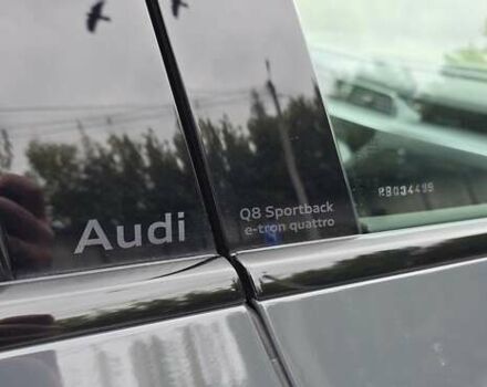 Серый Ауди Q8 Sportback e-tron, объемом двигателя 0 л и пробегом 20 тыс. км за 64800 $, фото 57 на Automoto.ua