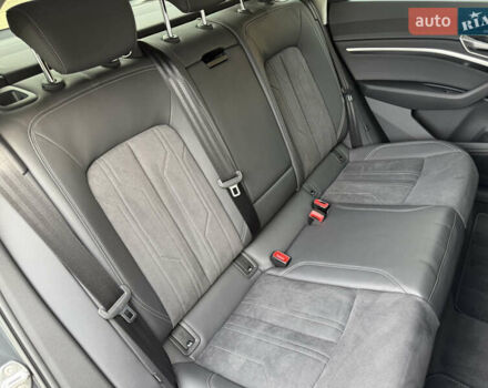 Серый Ауди Q8 Sportback e-tron, объемом двигателя 0 л и пробегом 8 тыс. км за 63500 $, фото 24 на Automoto.ua