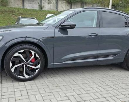 Серый Ауди Q8 Sportback e-tron, объемом двигателя 0 л и пробегом 20 тыс. км за 64800 $, фото 2 на Automoto.ua