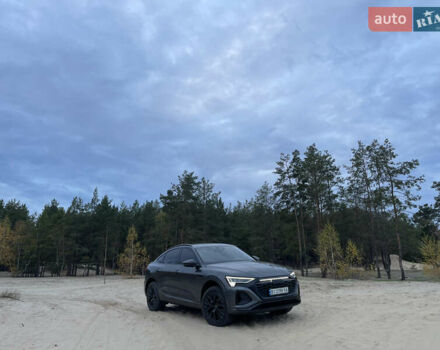Сірий Ауді Q8 Sportback e-tron, об'ємом двигуна 0 л та пробігом 10 тис. км за 80000 $, фото 5 на Automoto.ua