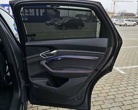 Серый Ауди Q8 Sportback e-tron, объемом двигателя 0 л и пробегом 65 тыс. км за 59999 $, фото 110 на Automoto.ua