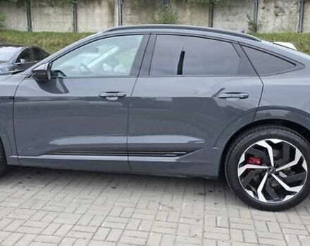 Серый Ауди Q8 Sportback e-tron, объемом двигателя 0 л и пробегом 20 тыс. км за 64800 $, фото 26 на Automoto.ua