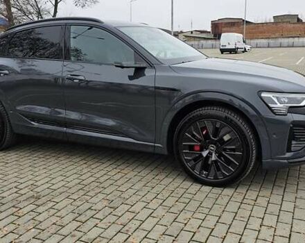 Серый Ауди Q8 Sportback e-tron, объемом двигателя 0 л и пробегом 65 тыс. км за 59999 $, фото 52 на Automoto.ua