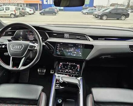 Серый Ауди Q8 Sportback e-tron, объемом двигателя 0 л и пробегом 65 тыс. км за 59999 $, фото 112 на Automoto.ua