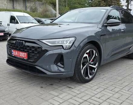 Серый Ауди Q8 Sportback e-tron, объемом двигателя 0 л и пробегом 20 тыс. км за 64800 $, фото 5 на Automoto.ua