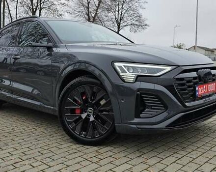 Серый Ауди Q8 Sportback e-tron, объемом двигателя 0 л и пробегом 65 тыс. км за 59999 $, фото 4 на Automoto.ua