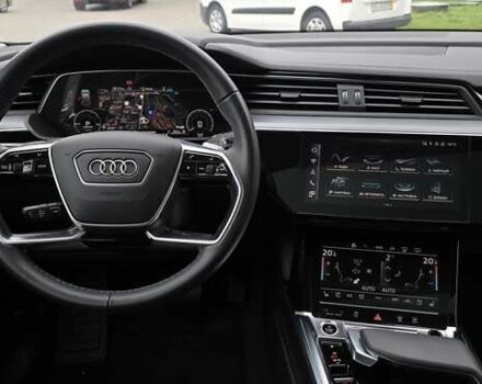 Серый Ауди Q8 Sportback e-tron, объемом двигателя 0 л и пробегом 20 тыс. км за 64800 $, фото 70 на Automoto.ua
