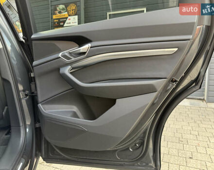 Серый Ауди Q8 Sportback e-tron, объемом двигателя 0 л и пробегом 8 тыс. км за 63500 $, фото 47 на Automoto.ua