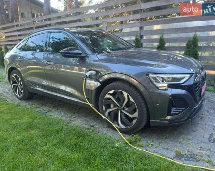 Сірий Ауді Q8 Sportback e-tron, об'ємом двигуна 0 л та пробігом 1 тис. км за 87200 $, фото 3 на Automoto.ua