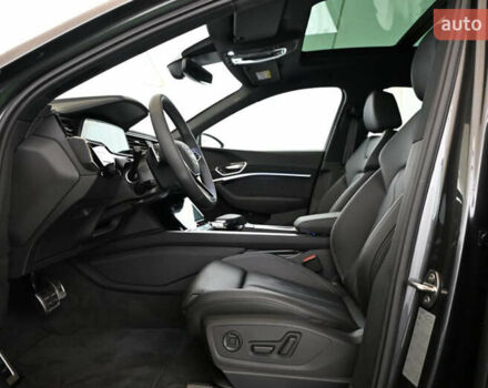 Сірий Ауді Q8 Sportback e-tron, об'ємом двигуна 0 л та пробігом 1 тис. км за 87200 $, фото 15 на Automoto.ua