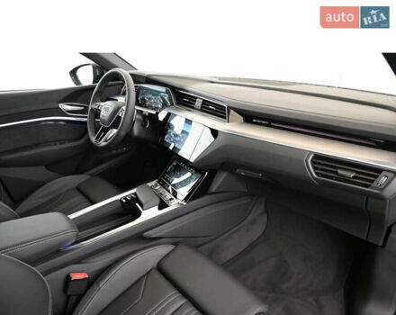Сірий Ауді Q8 Sportback e-tron, об'ємом двигуна 0 л та пробігом 1 тис. км за 87200 $, фото 11 на Automoto.ua