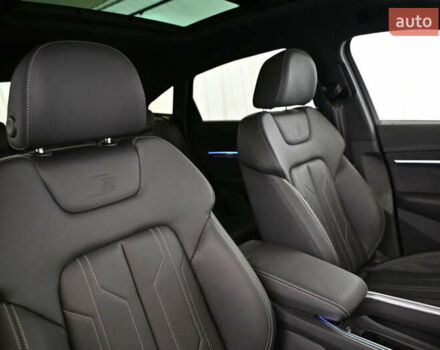 Сірий Ауді Q8 Sportback e-tron, об'ємом двигуна 0 л та пробігом 1 тис. км за 87200 $, фото 12 на Automoto.ua