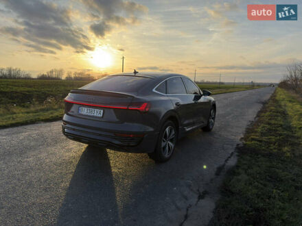 Серый Ауди Q8 Sportback e-tron, объемом двигателя 0 л и пробегом 47 тыс. км за 54000 $, фото 1 на Automoto.ua