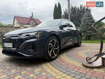 Серый Ауди Q8 Sportback e-tron, объемом двигателя 0 л и пробегом 14 тыс. км за 49900 $, фото 1 на Automoto.ua