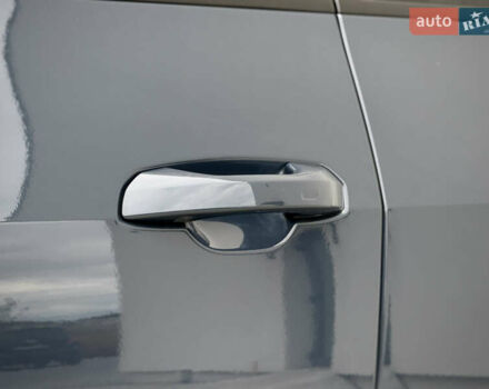 Синий Ауди Q8 Sportback e-tron, объемом двигателя 0 л и пробегом 17 тыс. км за 58868 $, фото 19 на Automoto.ua