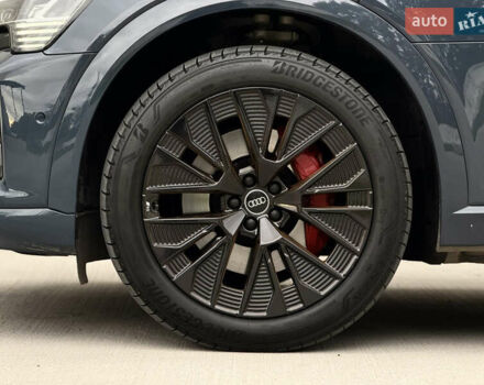 Синий Ауди Q8 Sportback e-tron, объемом двигателя 0 л и пробегом 17 тыс. км за 58868 $, фото 56 на Automoto.ua