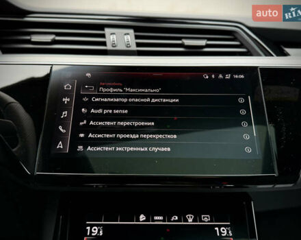 Синий Ауди Q8 Sportback e-tron, объемом двигателя 0 л и пробегом 17 тыс. км за 58868 $, фото 117 на Automoto.ua