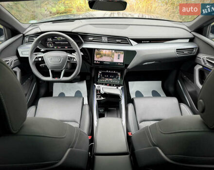 Синий Ауди Q8 Sportback e-tron, объемом двигателя 0 л и пробегом 17 тыс. км за 58868 $, фото 1 на Automoto.ua