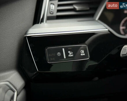 Синий Ауди Q8 Sportback e-tron, объемом двигателя 0 л и пробегом 17 тыс. км за 58868 $, фото 101 на Automoto.ua