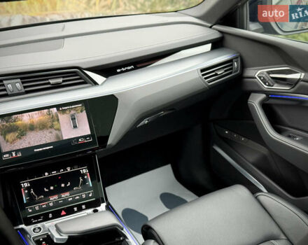 Синий Ауди Q8 Sportback e-tron, объемом двигателя 0 л и пробегом 17 тыс. км за 58868 $, фото 63 на Automoto.ua