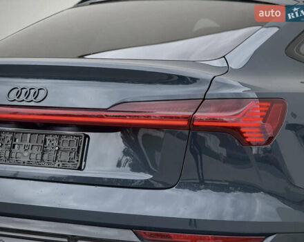 Синий Ауди Q8 Sportback e-tron, объемом двигателя 0 л и пробегом 17 тыс. км за 58868 $, фото 41 на Automoto.ua