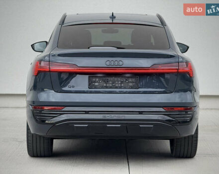 Синий Ауди Q8 Sportback e-tron, объемом двигателя 0 л и пробегом 17 тыс. км за 58868 $, фото 7 на Automoto.ua