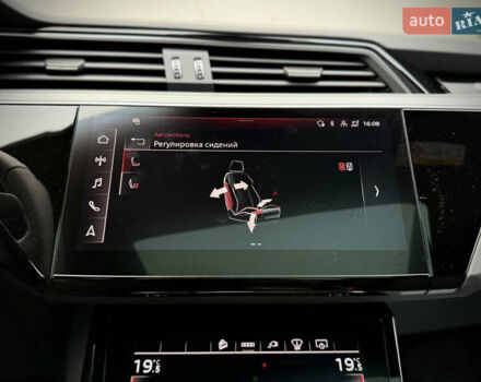 Синий Ауди Q8 Sportback e-tron, объемом двигателя 0 л и пробегом 17 тыс. км за 58868 $, фото 119 на Automoto.ua