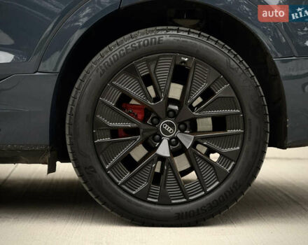 Синий Ауди Q8 Sportback e-tron, объемом двигателя 0 л и пробегом 17 тыс. км за 58868 $, фото 55 на Automoto.ua