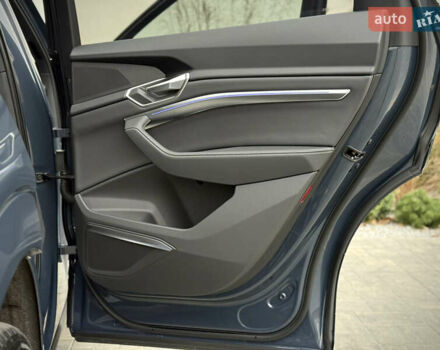 Синий Ауди Q8 Sportback e-tron, объемом двигателя 0 л и пробегом 17 тыс. км за 58868 $, фото 94 на Automoto.ua