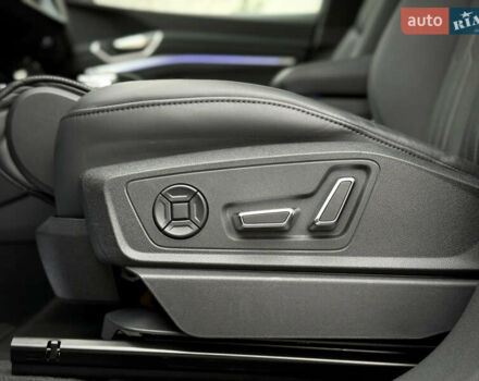 Синий Ауди Q8 Sportback e-tron, объемом двигателя 0 л и пробегом 17 тыс. км за 58868 $, фото 100 на Automoto.ua