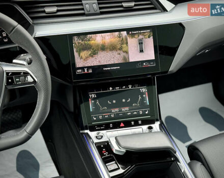 Синий Ауди Q8 Sportback e-tron, объемом двигателя 0 л и пробегом 17 тыс. км за 58868 $, фото 62 на Automoto.ua