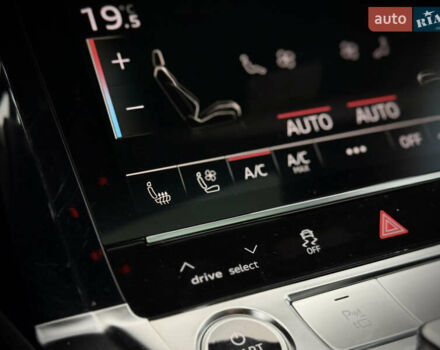 Синий Ауди Q8 Sportback e-tron, объемом двигателя 0 л и пробегом 17 тыс. км за 58868 $, фото 125 на Automoto.ua