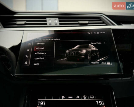 Синий Ауди Q8 Sportback e-tron, объемом двигателя 0 л и пробегом 17 тыс. км за 58868 $, фото 121 на Automoto.ua