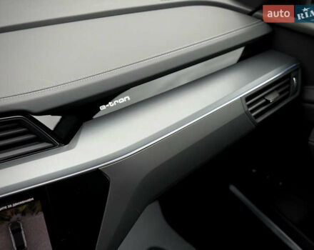 Синий Ауди Q8 Sportback e-tron, объемом двигателя 0 л и пробегом 17 тыс. км за 58868 $, фото 102 на Automoto.ua