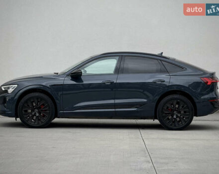 Синий Ауди Q8 Sportback e-tron, объемом двигателя 0 л и пробегом 17 тыс. км за 58868 $, фото 5 на Automoto.ua
