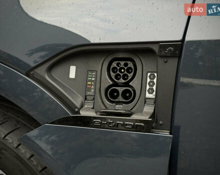 Синий Ауди Q8 Sportback e-tron, объемом двигателя 0 л и пробегом 17 тыс. км за 58868 $, фото 127 на Automoto.ua