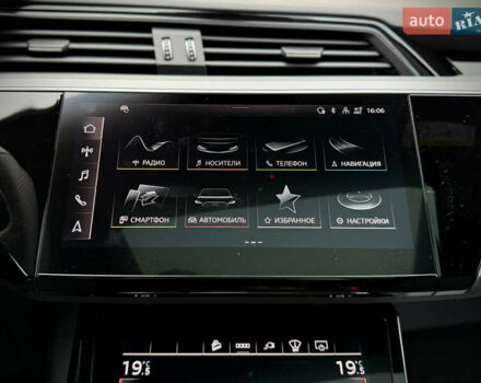 Синий Ауди Q8 Sportback e-tron, объемом двигателя 0 л и пробегом 17 тыс. км за 58868 $, фото 114 на Automoto.ua