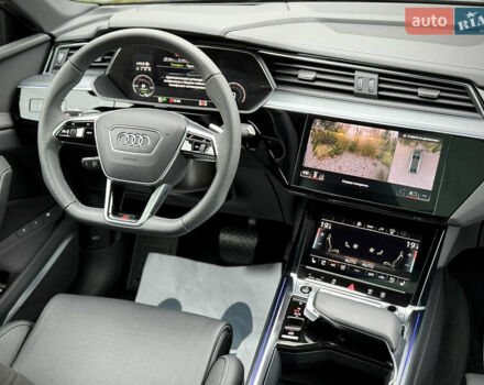 Синий Ауди Q8 Sportback e-tron, объемом двигателя 0 л и пробегом 17 тыс. км за 58868 $, фото 64 на Automoto.ua