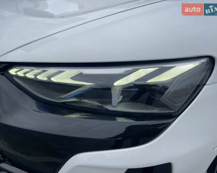 Белый Ауди RS e-tron GT, объемом двигателя 0 л и пробегом 49 тыс. км за 59999 $, фото 17 на Automoto.ua