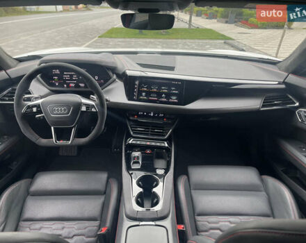 Белый Ауди RS e-tron GT, объемом двигателя 0 л и пробегом 49 тыс. км за 59999 $, фото 38 на Automoto.ua